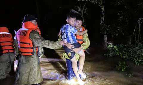 Cảnh sát giải cứu nhiều người mắc kẹt trong mưa bão số 5