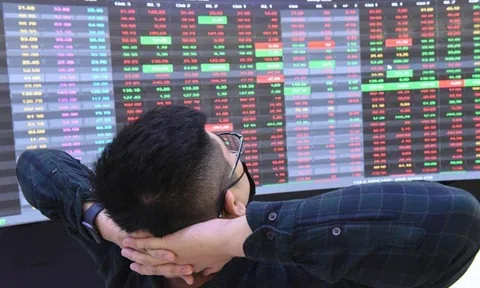 Chạm đỉnh lịch sử rồi lao dốc hơn 70 điểm, VN-Index bao giờ ngừng "rơi"?