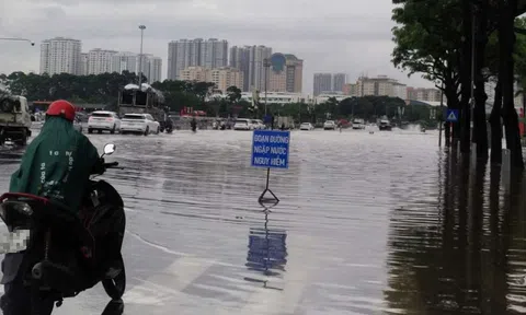 Hà Nội: Nhiều tuyến đường tới chiều vẫn ngập nước