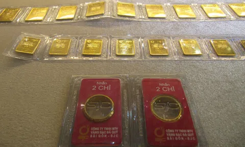 Giá vàng miếng SJC chạm mốc 130 triệu đồng, nhiều người "chóng mặt"