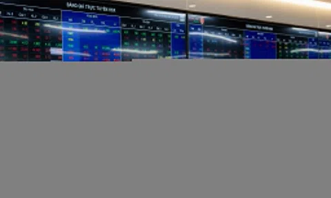 Cổ phiếu 'nhà Vingroup' kéo VN-Index tăng dựng đứng