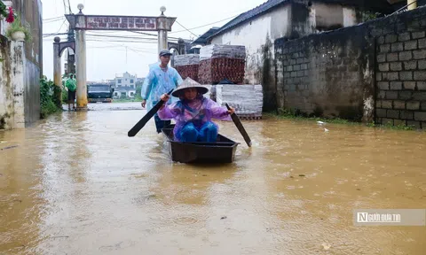 Người dân ngoại thành Hà Nội hối hả chạy lũ