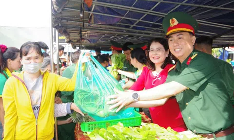 "Gian hàng 0 đồng, gắn kết tình Quân - Dân" ở TP HCM