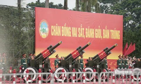 Hàng nghìn ánh mắt dõi theo pháo lễ vang rền tại tổng duyệt A80