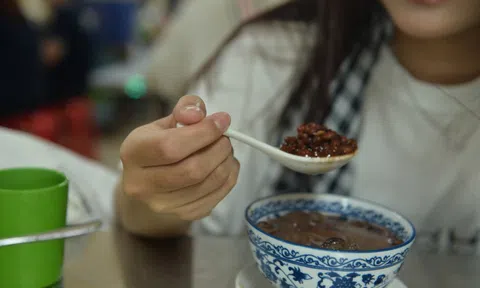 Gen Z TP HCM đội mưa đi ăn chè đậu đỏ ngày Thất Tịch