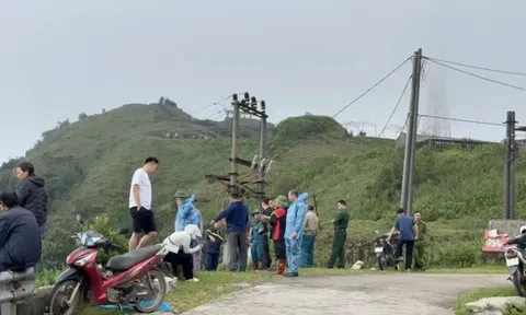 Phát hiện thi thể đang phân hủy trong ô tô dập nát dưới vực sâu núi Mẫu Sơn