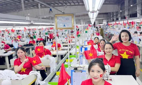 Công nhân Nghệ An “nhuộm đỏ” nhà xưởng bằng cờ Tổ quốc mừng 80 năm ngày Quốc khánh 2/9