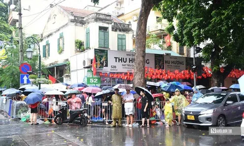 Chủ tịch Hà Nội yêu cầu tăng cường an ninh và hỗ trợ người dân trước "giờ G"