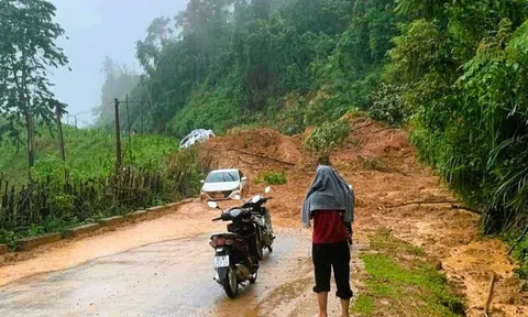 Sạt lở núi ập xuống 3 ô tô đang di chuyển trên đường