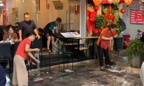 Nhân viên nhà hàng đổ xà phòng, xả nước khi người dân ngồi chờ xem diễu binh A80