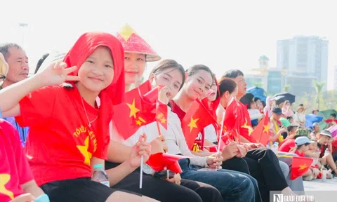 Hàng nghìn người dân Nghệ An háo hức đổ về Quảng trường Hồ Chí Minh xem diễu binh, diễu hành A80