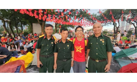 Sinh viên TP HCM đạp xe 30 ngày ra Hà Nội xem diễu binh