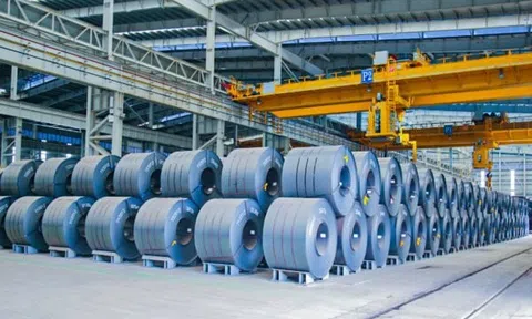 Cổ phiếu thép đồng loạt “xanh, tím”, điều gì đang diễn ra?