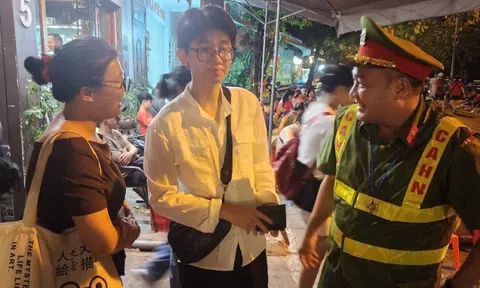 Nam thanh niên nhận lại toàn bộ giấy tờ đánh rơi trong đêm chờ xem diễu binh A80