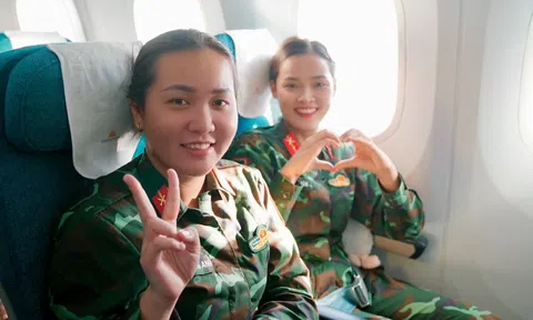 Chuyến bay đặc biệt đưa các nữ chiến sĩ trở về TP HCM sau khi hoàn thành nhiệm vụ A80