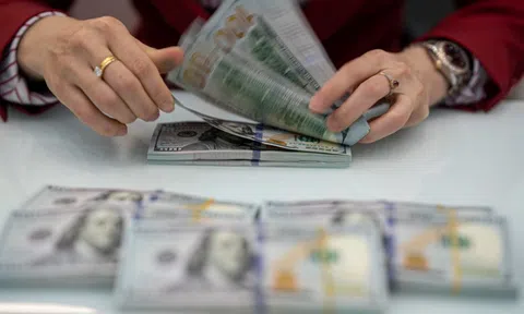 USD ngân hàng tăng kịch trần, ngoài 'chợ đen' lập kỷ lục