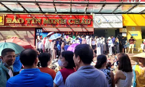 Nghẹt thở trước tiệm vàng, hàng trăm người xếp hàng chờ mua khi giá vàng lên đỉnh lịch sử