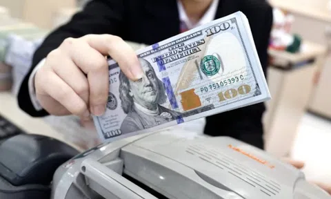 Nhiều ngân hàng niêm yết giá bán USD kịch trần