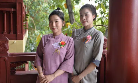 Không khí Lễ Vu Lan tại TP HCM: Bông hồng tri ân nở rộ, ngàn Phật tử hướng về cha mẹ