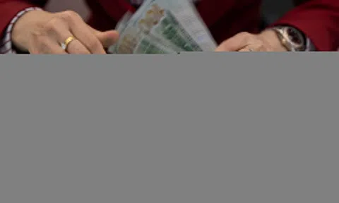 USD ngân hàng tăng kịch trần, ngoài 'chợ đen' lập kỷ lục