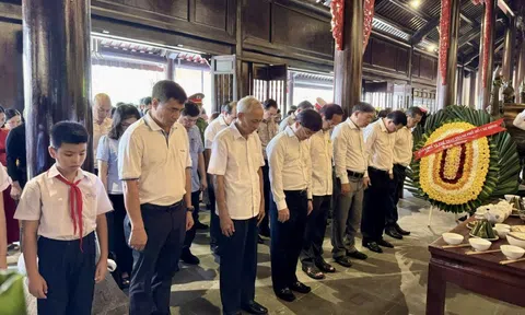 Dâng hương, dâng hoa tưởng niệm 83 năm ngày hy sinh của cố Tổng Bí thư Lê Hồng Phong