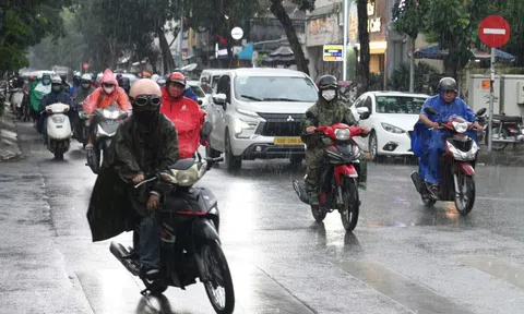 TP HCM: Trời xám xịt, sấm rì rầm, mưa trút xuống nhiều nơi