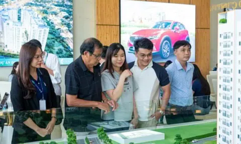 Lãi suất giảm, người trẻ cân nhắc gửi tiết kiệm hay đầu tư BĐS
