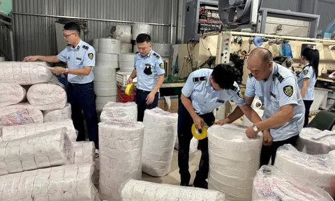 Phát hiện xưởng sản xuất hàng trăm ngàn bỉm trẻ em, băng vệ sinh giả