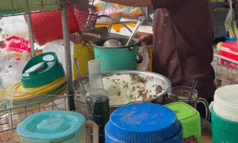 Quán nước ở An Giang bị côn trùng bu kín, khách vẫn xếp hàng chờ mua