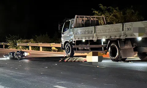 Đâm vào xe tải đậu bên đường, nam thanh niên 20 tuổi tử vong