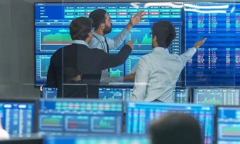 Khối ngoại tiếp đà bán ròng gần 1.200 tỷ đồng phiên cuối tuần, cổ phiếu nào bị "xả" mạnh nhất?