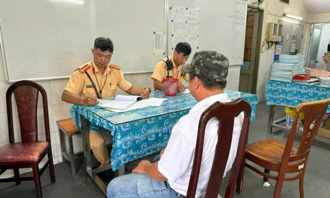 Tìm ra tài xế xe khách "làm liều" ở giao lộ trung tâm TP HCM
