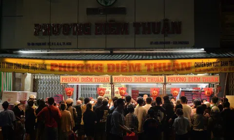 Đông nghẹt người xếp hàng mua bánh Trung thu ở tiệm bánh Phương Diêm Thuận