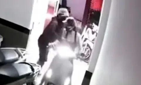 Người đàn ông bịt mặt sàm sỡ, giật túi xách 1 cô gái tại chung cư mini