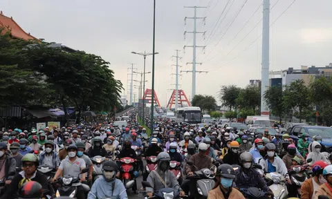 Phó Thủ tướng: Hà Nội và TP HCM sớm công khai lộ trình chuyển sang xe điện, kèm hỗ trợ