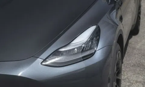Cửa mở điện tử trên ôtô điện Tesla bị điều tra