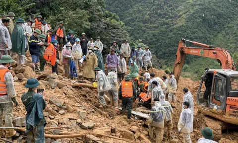 Vụ sạt lở vùi lấp 4 người trong gia đình: Tìm thấy thi thể nạn nhân đầu tiên
