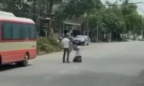 VIDEO: Tài xế xe buýt quỳ lạy giữa đường van xin vẫn bị đánh liên tiếp vào người