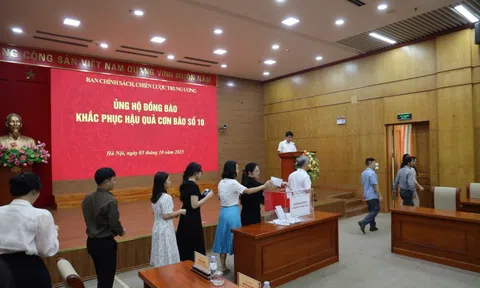 Ban Chính sách, chiến lược Trung ương ủng hộ đồng bào khắc phục hậu quả bão số 10 Bualoi