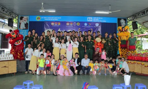 Trung thu nghĩa tình của chiến sĩ với trẻ em Làng SOS Gò Vấp