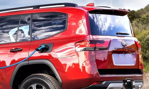 Sắp có Toyota Land Cruiser cắm sạc