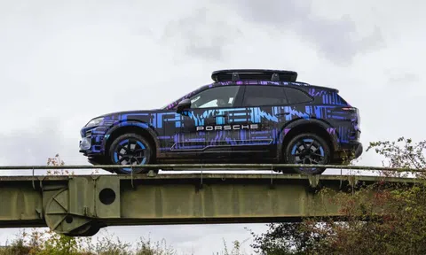 Cụm màn hình khổng lồ trên Porsche Cayenne thuần điện