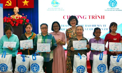 TP HCM trao 443 thẻ BHYT cho phụ nữ khó khăn