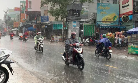 Trời TP HCM tối sầm, nhiều nơi mưa mù mịt