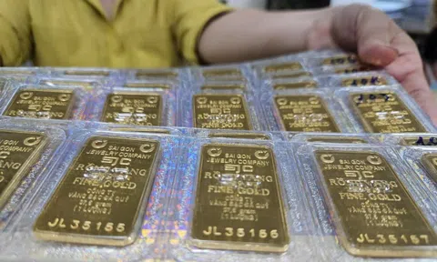 Giá vàng miếng SJC lên 143,6 triệu đồng/lượng, cửa hàng vàng ra thông báo quan trọng