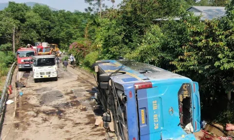 Lật xe khách 3 người chết, 20 người bị thương: Xe mất phanh khi xuống dốc