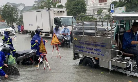VIDEO: Mưa lớn kéo dài, nhiều tuyến phố ở Hải Phòng ngập sâu