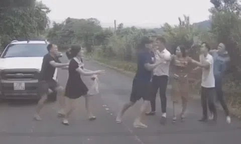 CLIP: Hai nhóm đánh nhau giữa quốc lộ sau va chạm ô tô