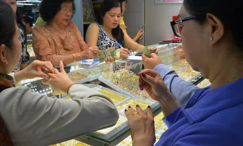 Giá vàng hôm nay, 16-10: Tăng lên đỉnh cao mới