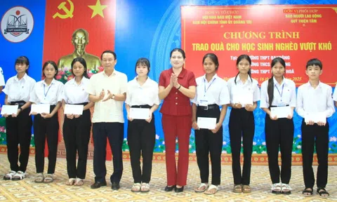 Trao 250 suất học bổng cho học sinh nghèo vượt khó ở Quảng Trị